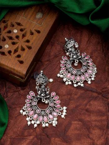 Attrective Look To Your Personality By Pairing Up This Beautiful Earring With Your Ethnic Attire. This Pretty Set Is In Fine Color Beautified With Kundan Work. Buy Now.