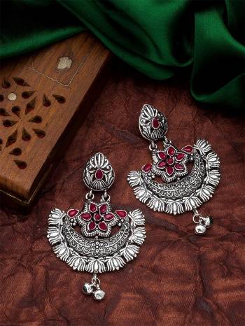 Attrective Look To Your Personality By Pairing Up This Beautiful Earring With Your Ethnic Attire. This Pretty Set Is In Fine Color Beautified With Kundan Work. Buy Now.