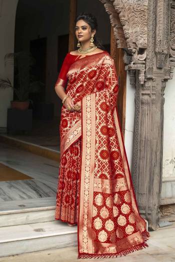 Garb This Traditional Saree Are Fine Saree Paired With Blouse.This Saree And Blouse Are Banarasi Silk Fabric With Heavy Designer Weaving Jacquard Work. Buy This Pretty Saree Now.