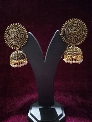 Attrective Look To Your Personality By Pairing Up This Beautiful Earring With Your Ethnic Attire. This Pretty Set Is In Fine Color Beautified With Oxodised Plating Work. Buy Now.