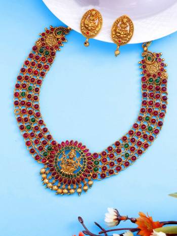 Attrective Traditional Looking To Your Personality By Pairing Up This Beautiful Nacklace With Your Ethnic Attire. This Pretty Set Is In Gold Color Beautified With Temple Work. Buy Now.