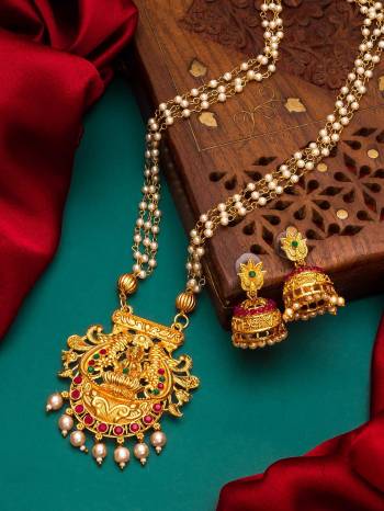 Looking To Your Personality By Pairing Up This Beautiful Nacklace With Your Ethnic Attire. This Pretty Set Is In Gold Color Beautified With Temple Work. Buy Now.