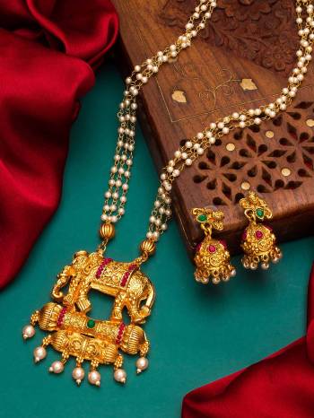 Looking To Your Personality By Pairing Up This Beautiful Nacklace With Your Ethnic Attire. This Pretty Set Is In Gold Color Beautified With Temple Work. Buy Now.