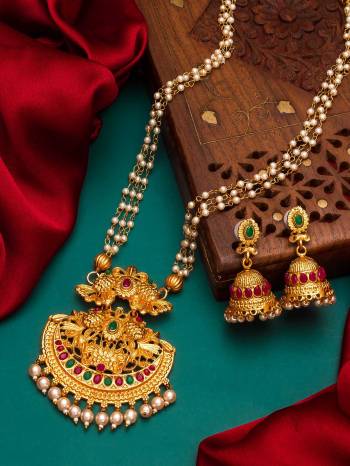 Looking To Your Personality By Pairing Up This Beautiful Nacklace With Your Ethnic Attire. This Pretty Set Is In Gold Color Beautified With Temple Work. Buy Now.