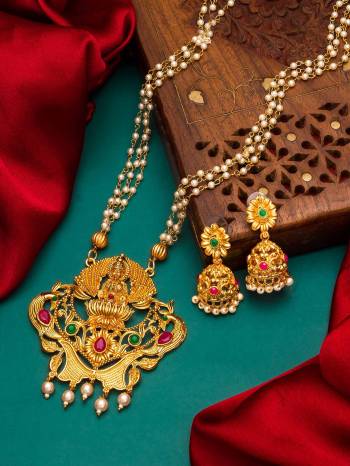 Looking To Your Personality By Pairing Up This Beautiful Nacklace With Your Ethnic Attire. This Pretty Set Is In Gold Color Beautified With Temple Work. Buy Now.