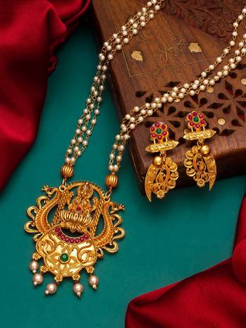 Looking To Your Personality By Pairing Up This Beautiful Nacklace With Your Ethnic Attire. This Pretty Set Is In Gold Color Beautified With Temple Work. Buy Now.