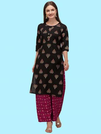 Grab This Readymade Long Kurti With Pant In Fine Color Fabricated On Slub Cotton Kurti With Slub Cotton Fabric Pant Beautified With Abstract Printed. It Is Light In Weight And Easy To Carry All Day Long. 