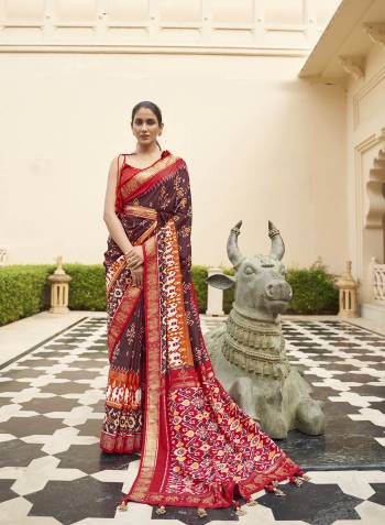 Capture the exuberance of womanhood in its full glory that will bring out your fragility and femininity. Women beauty is magnified tenfold in this alluring blue patola silk contemporary saree. The lovely weaving work throughout the attire is awe inspiring. Comes with Contrast blouse piece.