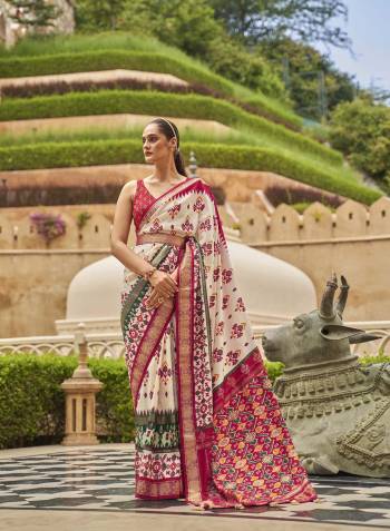 Capture the exuberance of womanhood in its full glory that will bring out your fragility and femininity. Women beauty is magnified tenfold in this alluring creame patola silk contemporary saree. The lovely weaving work throughout the attire is awe inspiring. Comes with Contrast blouse piece.