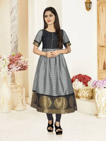 Stylist This Readymade Kids Long Gown In Fine Color Fabricated On Banarasi Silk Jacquard Beautified With Wevon Designer. It Is Light In Weight And Easy To Carry All Day Long. 