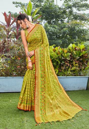 Attrective This Designer Saree Are Fine Saree Paired With Blouse.This Saree Are Banarasi Silk And Blouse Are Art Silk Based Fabric With Designer Wevon. Buy This Pretty Saree Now.