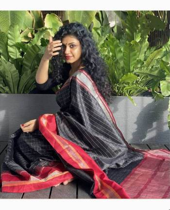 Looking This Designer Partywear Saree Are Fine Saree Paired With Blouse.This Saree And Blouse Are Raw Silk Based Fabric With Heavy Wevon Jari Checks,Temple Designer Work. Buy This Pretty Saree Now.