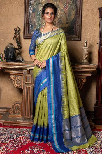 Looking This Designer Partywear Saree Are Fine Saree Paired With Blouse.This Saree And Blouse Are Raw Silk Based Fabric With Heavy Wevon Jari Checks,Temple Designer Work. Buy This Pretty Saree Now.