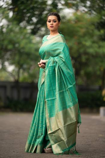 Classic Designer Saree Are Fine Saree Paired With Blouse.This Saree And Blouse Are Banarasi Silk Based Fabric With Heavy Wevon Designer Jari Rich Pallu Border. Buy This Pretty Saree Now.