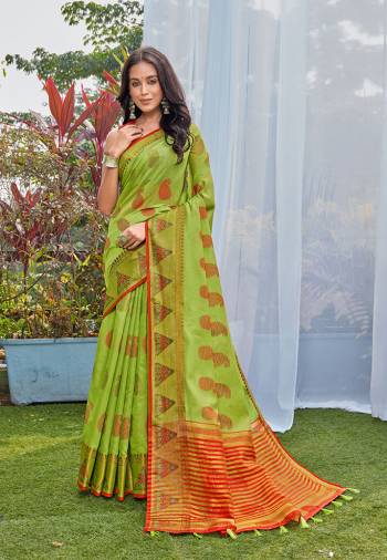 Looking This Designer Saree Are Fine Saree Paired With Contrasted Blouse.This Saree Are Banarasi Silk And Blouse Are Art Silk Based Fabric With Designer Weaving. Buy This Pretty Saree Now.