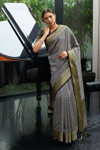 Looking This Designer Traditional Saree Are Fine Saree Paired With Blouse.This Saree And Blouse Are Silk Based Fabric With Wevon Jari Designer. Buy This Pretty Saree Now.