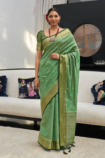 Looking This Designer Traditional Saree Are Fine Saree Paired With Blouse.This Saree And Blouse Are Silk Based Fabric With Wevon Jari Designer. Buy This Pretty Saree Now.