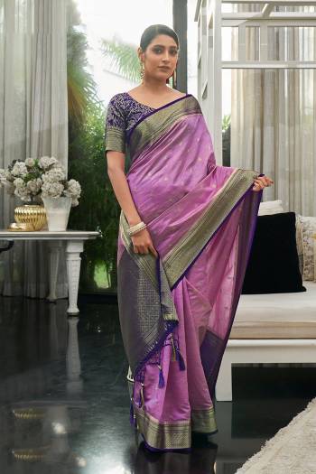 Looking This Designer Traditional Saree Are Fine Saree Paired With Blouse.This Saree And Blouse Are Silk Based Fabric With Wevon Jari Designer. Buy This Pretty Saree Now.