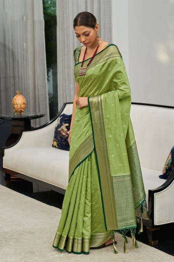 Looking This Designer Traditional Saree Are Fine Saree Paired With Blouse.This Saree And Blouse Are Silk Based Fabric With Wevon Jari Designer. Buy This Pretty Saree Now.