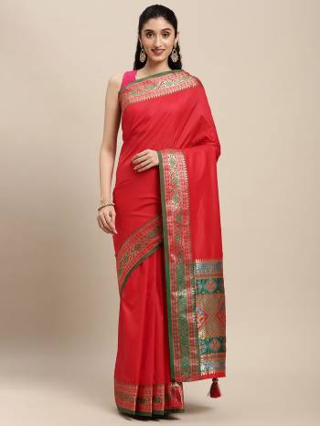 Grab This Traditional Look Beautiull Saree Come Silk Fabricated Saree And Pair With Lovely Colors Blouse