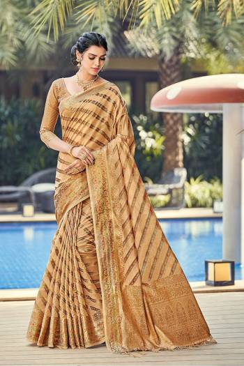 Garb This Tassle Saree Paired With Blouse.This Saree And Blouse Are Organza Based Fabric With Wevon Rich Pallu Designer Work. Buy This Pretty Saree Now.