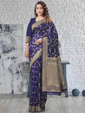 Garb This Tassle Saree Paired With Blouse.This Saree And Blouse Are Lichi Silk Based Fabric With Wevon Self Designer Work. Buy This Pretty Saree Now.