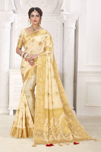 Garb This Partywear Saree Paired With Blouse.This Saree And Blouse Are Soft Silk Based Fabric With Wevon Designer Rich Pallu Meenakari. Buy This Pretty Saree Now.