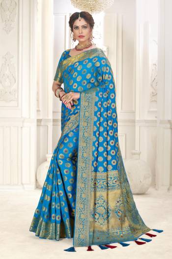 Garb This Partywear Saree Paired With Blouse.This Saree And Blouse Are Soft Silk Based Fabric With Wevon Designer Rich Pallu Meenakari. Buy This Pretty Saree Now.