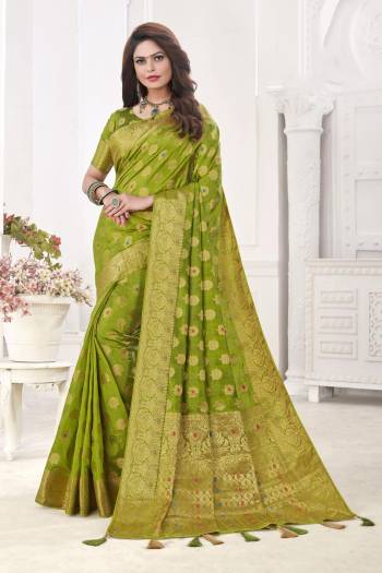 Garb This Partywear Saree Paired With Blouse.This Saree And Blouse Are Soft Silk Based Fabric With Wevon Designer Rich Pallu Meenakari. Buy This Pretty Saree Now.