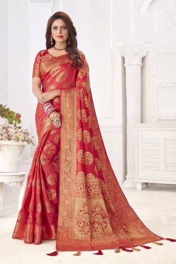 Garb This Partywear Saree Paired With Blouse.This Saree And Blouse Are Soft Silk Based Fabric With Wevon Designer Rich Pallu Meenakari. Buy This Pretty Saree Now.