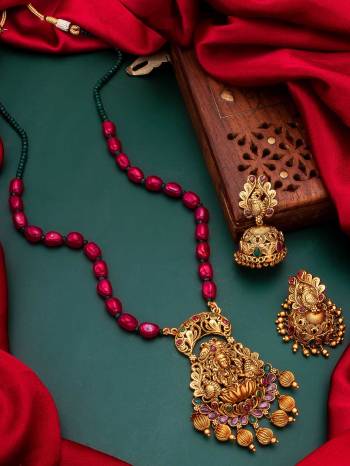 Attrective Look To Your Personality By Pairing Up This Beautiful Necklace With Your Ethnic Attire. This Pretty Set Is In Fine Color Beautified With Temple Work. Buy Now.