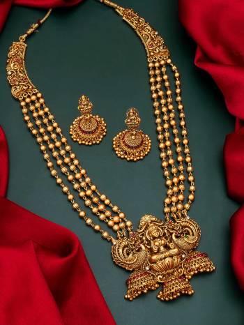 Attrective Look To Your Personality By Pairing Up This Beautiful Necklace With Your Ethnic Attire. This Pretty Set Is In Fine Color Beautified With Temple Work. Buy Now.