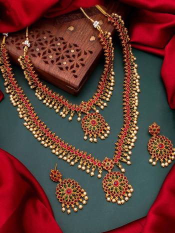 Attrective Look To Your Personality By Pairing Up This Beautiful Necklace With Your Ethnic Attire. This Pretty Set Is In Fine Color Beautified With Long Haram Work. Buy Now.