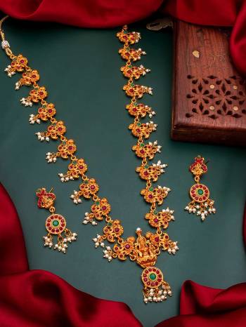 Attrective Look To Your Personality By Pairing Up This Beautiful Necklace With Your Ethnic Attire. This Pretty Set Is In Fine Color Beautified With Stone And Pearl Temple Work. Buy Now.