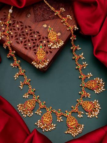 Attrective Look To Your Personality By Pairing Up This Beautiful Necklace With Your Ethnic Attire. This Pretty Set Is In Fine Color Beautified With Stone And Pearl Temple Work. Buy Now.