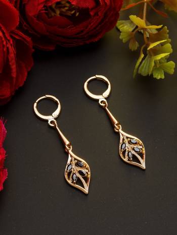 Attrective Look To Your Personality By Pairing Up This Beautiful Earring With Your Ethnic Attire. This Pretty Set Is In Fine Color Beautified With American Diamond Work. Buy Now.