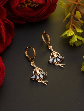 Attrective Look To Your Personality By Pairing Up This Beautiful Earring With Your Ethnic Attire. This Pretty Set Is In Fine Color Beautified With American Diamond Work. Buy Now.