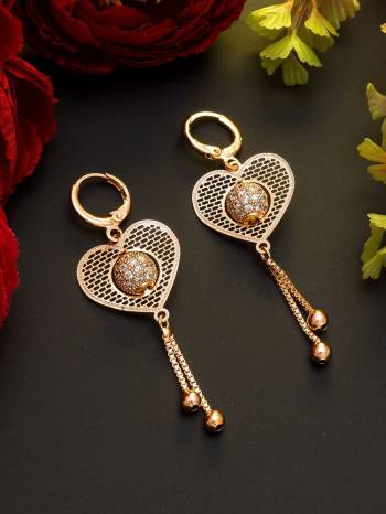 Attrective Look To Your Personality By Pairing Up This Beautiful Earring With Your Ethnic Attire. This Pretty Set Is In Fine Color Beautified With American Diamond Work. Buy Now.