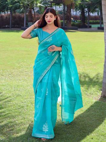 Garb This Partywear Saree Paired With Blouse.This Saree And Blouse Are Linen Silk Based Fabric With Heavy Wevon Jari Designer Work. Buy This Pretty Saree Now.