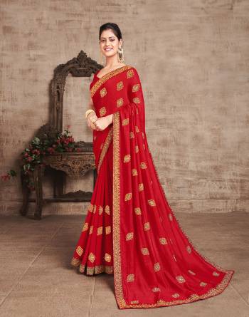 Garb This Designer Partywear Saree Are Fine Saree Paired With Blouse.This Saree And Blouse Are P.C.Vichitra Silk Based Fabric With Designer Jari Embroidery,Stone Work. Buy This Pretty Saree Now.