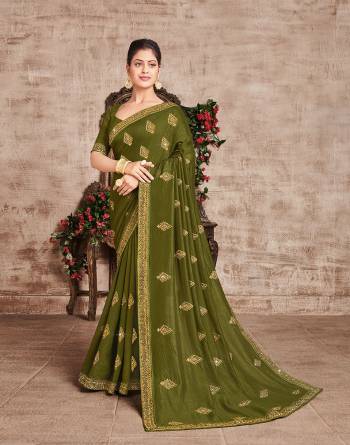 Garb This Designer Partywear Saree Are Fine Saree Paired With Blouse.This Saree And Blouse Are P.C.Vichitra Silk Based Fabric With Designer Jari Embroidery,Stone Work. Buy This Pretty Saree Now.