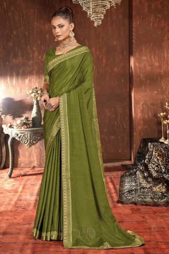 This Designer Saree Are Fine Saree Paired With Blouse.This Saree And Blouse Are Vichitra Silk Based Fabric With Designer Corner Swarovshki Butta With Lace Border. Buy This Pretty Saree Now.