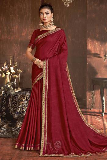 This Designer Saree Are Fine Saree Paired With Blouse.This Saree And Blouse Are Vichitra Silk Based Fabric With Designer Corner Swarovshki Butta With Lace Border. Buy This Pretty Saree Now.