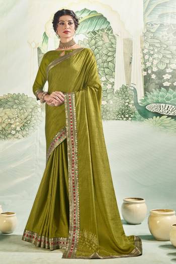 Look This Designer Saree Are Fine Saree Paired With Blouse.This Saree And Blouse Are Vichitra Silk Based Fabric With Designer Corner Swarovshki Butta With Lace Border. Buy This Pretty Saree Now.