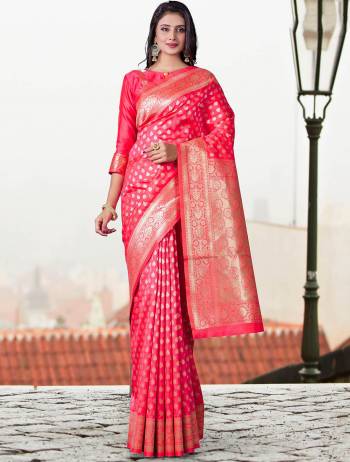 Garb This Traditional Saree Paired With Blouse.This Saree And Blouse Are Lichi Silk Based Fabric With Wevon Self Jari Designer Work. Buy This Pretty Saree Now.
