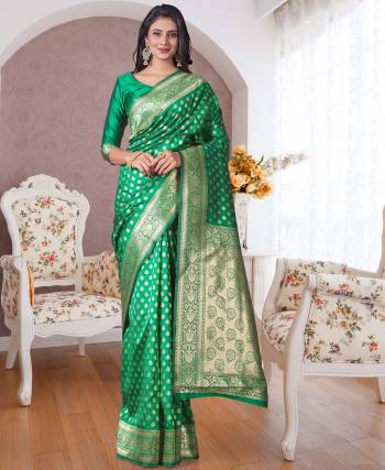 Garb This Traditional Saree Paired With Blouse.This Saree And Blouse Are Lichi Silk Based Fabric With Wevon Self Jari Designer Work. Buy This Pretty Saree Now.
