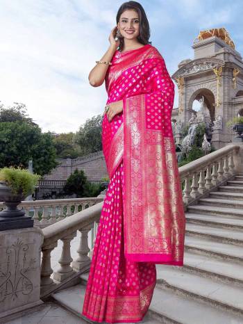 Garb This Traditional Saree Paired With Blouse.This Saree And Blouse Are Lichi Silk Based Fabric With Wevon Self Jari Designer Work. Buy This Pretty Saree Now.