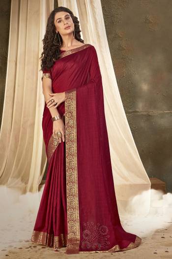 Look This Designer Saree Are Fine Saree Paired With Blouse.This Saree And Blouse Are Vichitra Silk Based Fabric With Designer Corner Swarovshki Butta With Lace Border. Buy This Pretty Saree Now.