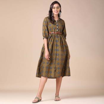 Garb This Good Looking Readymade Long Kurti With Belt In Fine Color.Its Long Kurti Are Cotton Fabricated Beautified With Designer Printed. It Is Light In Weight And Easy To Carry All Day Long. 