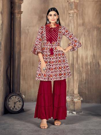 Stylist This Readymade Long Kurti With Plazzo In Fine Color Kurti And Plazzo Are Rayon Fabricated Beautified With Designer Printed. It Is Light In Weight And Easy To Carry All Day Long. 